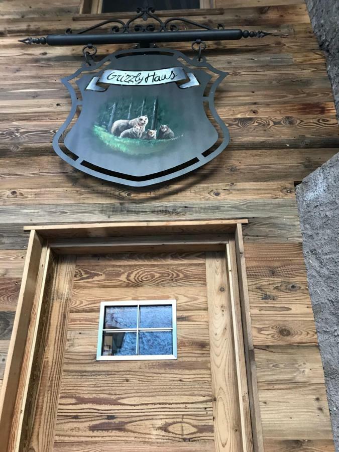 לינה וארוחת בוקר וארנה Grizzly Haus & Frosch Restaurant - Teritoria מראה חיצוני תמונה